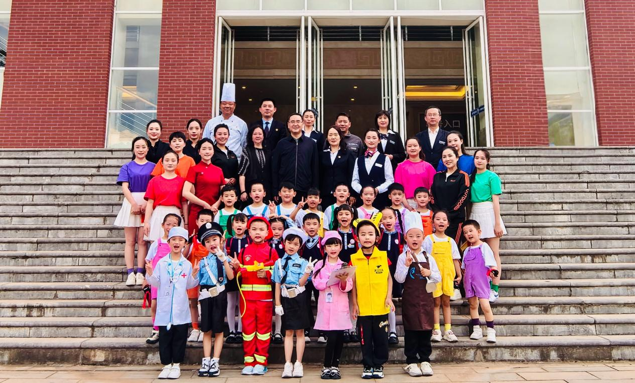 幼儿园（吾悦园区）荣获米兰milan官方网站2025职业装服饰秀活动最